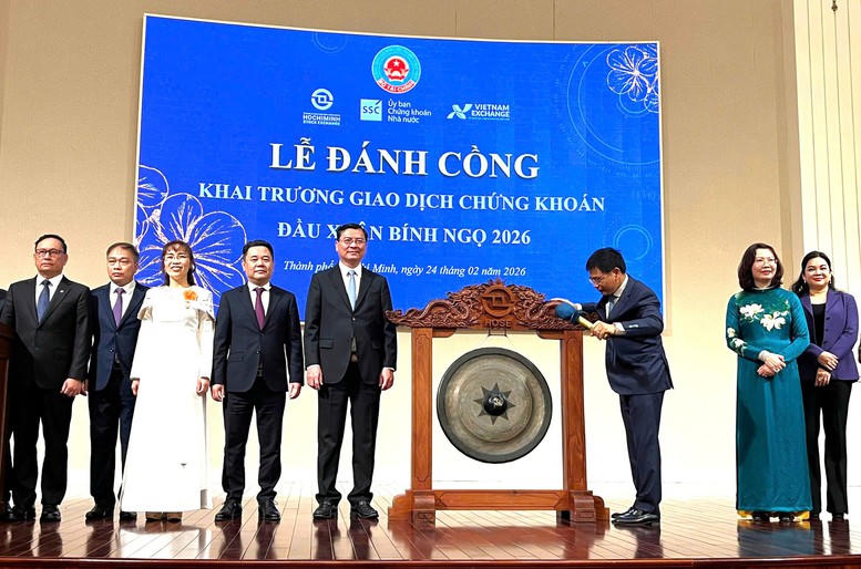 Bộ trưởng Bộ Tài chính Nguyễn Văn Thắng đánh cồng Khai trương giao dịch chứng khoán đầu Xuân Bính Ngọ 2026 - Ảnh: VGP/Lê Anh