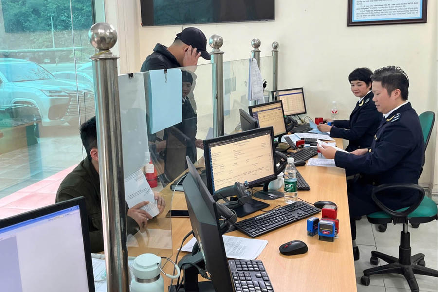 Cán bộ Hải quan làm thủ tục thông quan hàng hóa. (Ảnh: HC) Cán bộ Hải quan làm thủ tục thông quan hàng hóa. (Ảnh: HC)