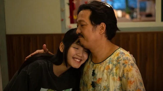 "Nhà ba tôi một phòng" thuộc thể loại gia đình, hài, tâm lý, xoay quanh chủ đề gia đình (ảnh trong phim).