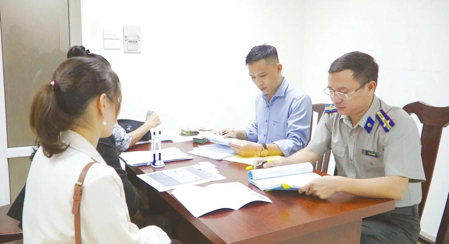 Chấp hành viên làm việc với đương sự trong vụ án Alibaba. (Ảnh: Cẩm Tú) Chấp hành viên làm việc với đương sự trong vụ án Alibaba. (Ảnh: Cẩm Tú)