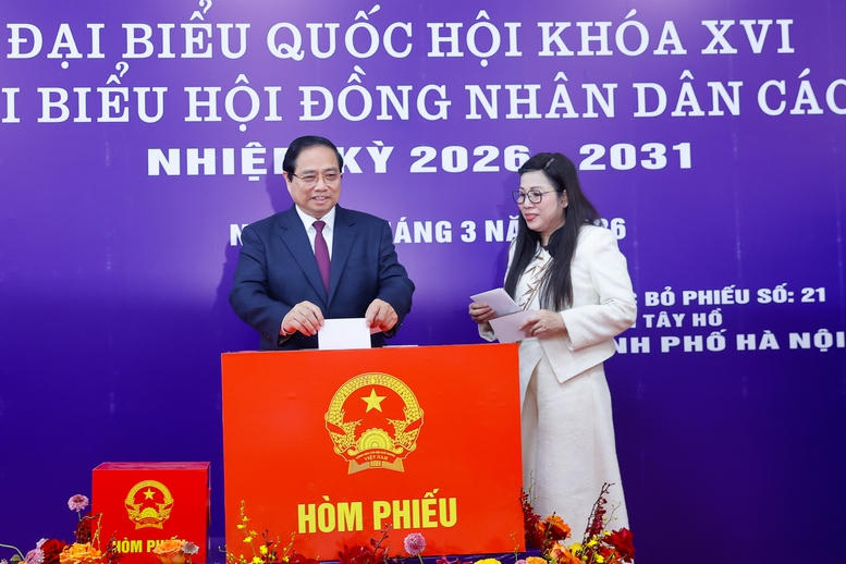 Thủ tướng Chính phủ Phạm Minh Chính và Phu nhân thực hiện quyền và nghĩa vụ công dân, bỏ phiếu lựa chọn những người xứng đáng nhất làm đại biểu Quốc hội khóa XVI và đại biểu HĐND các cấp nhiệm kỳ 2026-2031. Ảnh: VGP Thủ tướng Chính phủ Phạm Minh Chính và Phu nhân thực hiện quyền và nghĩa vụ công dân, bỏ phiếu lựa chọn những người xứng đáng nhất làm đại biểu Quốc hội khóa XVI và đại biểu HĐND các cấp nhiệm kỳ 2026-2031. Ảnh: VGP
