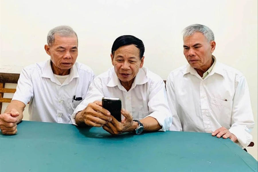 Người cao tuổi xã Hưng Đạo tìm hiểu các chức năng số trên điện thoại thông minh. (Nguồn: Website xã Hưng Đạo, Nghệ An)