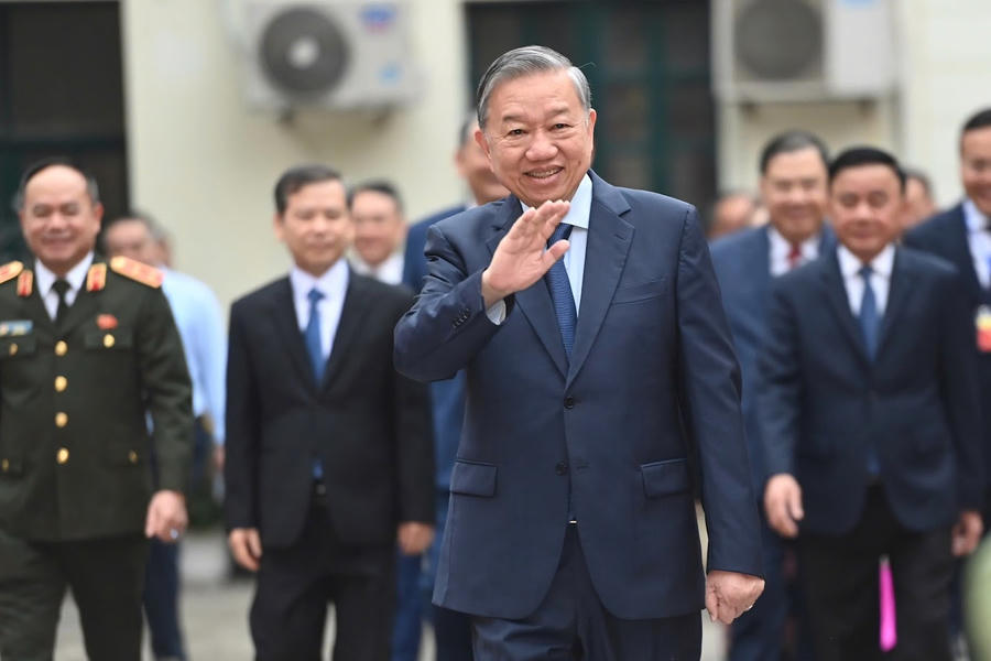 Tổng Bí thư Tô Lâm cùng các đồng chí lãnh đạo Đảng, Nhà nước đến bỏ phiếu bầu cử tại Khu vực bỏ phiếu số 02 phường Ba Đình, thành phố Hà Nội. Ảnh: VGP/Nhật Bắc