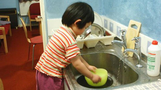 Hướng dẫn trẻ làm việc nhà là tốt song không được bắt trẻ làm việc quá sức, ảnh hưởng tới sức khỏe và thời gian học tập, vui chơi của trẻ. (Ảnh minh hoạ)