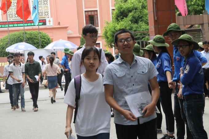 Tâm trạng phấn khởi sau khi bước ra khỏi phòng thi. Ảnh: Bùi Hiền