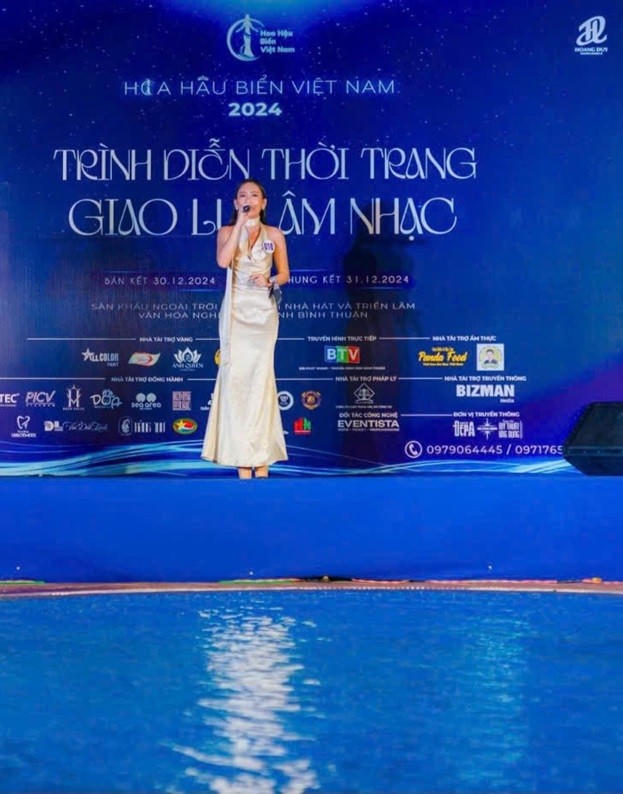 Các thí sinh Hoa hậu Biển Việt Nam 2024 trong phần giao lưu âm nhạc.