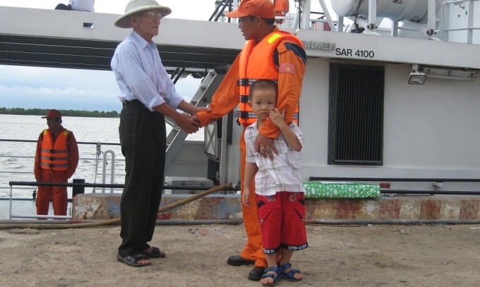 Những người lính biển xem biển là quê hương, tàu là nhà. Bởi nơi đó có mùi mặn của biển, vị “chát” của mồ hôi  và nước mắt của tình người. Những cái bắt tay thắm tình cùng những lời động viên luôn là động lực lớn để những người lính biển ngày ngày lại giong thuyền ra biển.