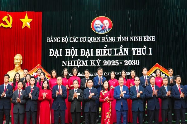 Các đại biểu cùng Ban Chấp hành Đảng bộ các cơ quan Đảng tỉnh Ninh Bình nhiệm kỳ 2025-2030.