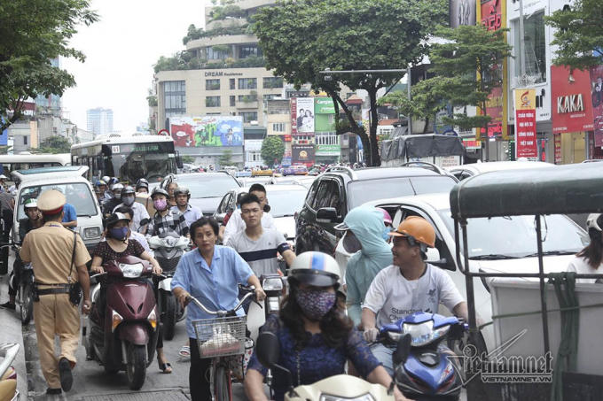 Tuyến phố bị ùn tắc cục bộ.
