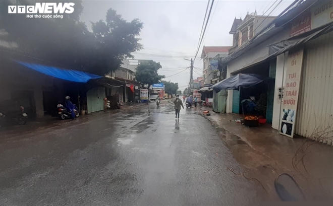 Chợ Từ Hồ (Hưng Yên) vắng vẻ sau khi cơ quan chức năng xác định một trường hợp trên địa bàn dương tính với SARS-CoV-2.