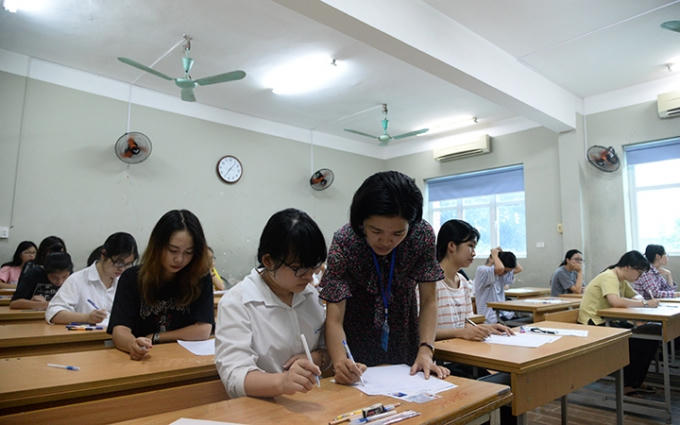 Cán bộ coi thi hướng dẫn thí sinh hoàn thiện các thủ tục trước buổi thi môn Ngữ văn Kỳ thi THPT quốc gia năm 2018 tại điểm thi Trường THCS &amp; THPT Lương Thế Vinh (Hà Nội).