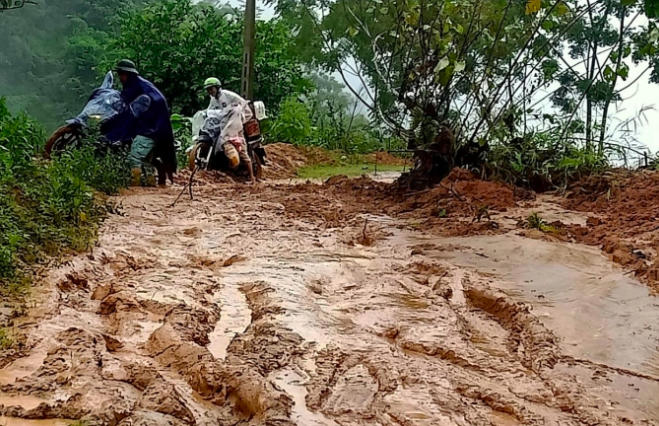 Đường giao thông liên xã ở huyện Bát Xát bị sạt lở khiến cho người dân đi lại gặp muôn vàn khó khăn.
