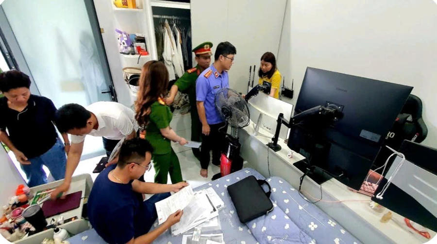 Cơ quan chức năng khám xét nơi ở của đối tượng Hà Thị Thu Thủy.