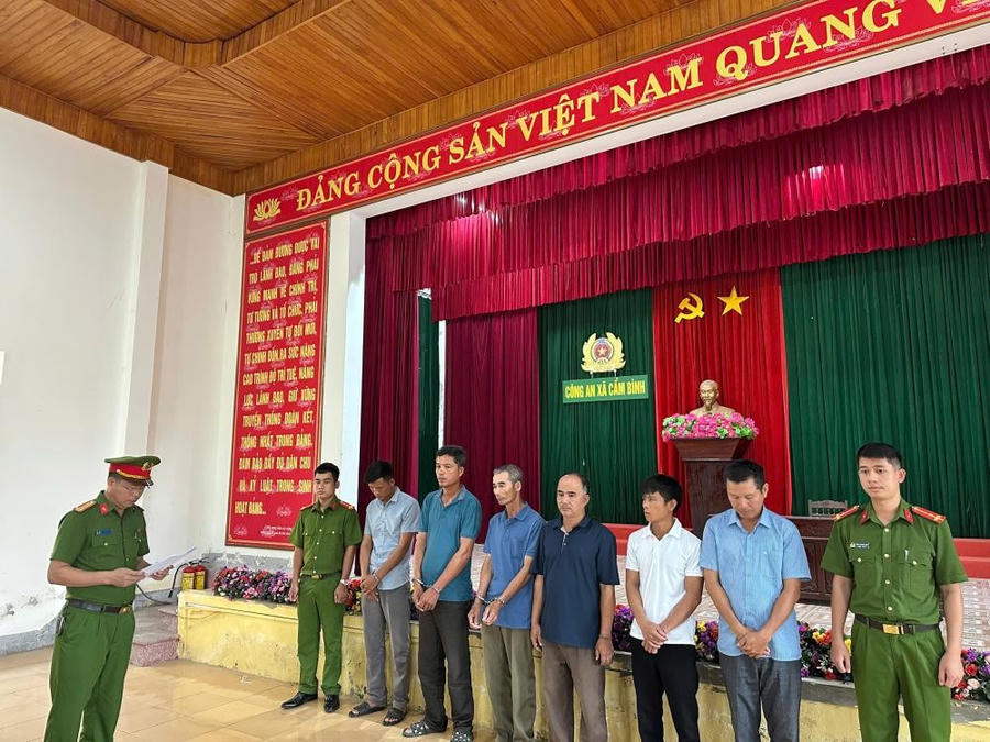 Tống đạt quyết định khởi tố các đối tượng - Ảnh Công an Hà Tĩnh.