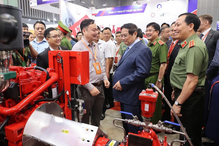 Thủ tướng trò chuyện, động viên các chiến sĩ cảnh sát PCCC. Ảnh: VGP
					
				
			
			Thủ tướng trò chuyện, động viên các chiến sĩ cảnh sát PCCC. Ảnh: VGP