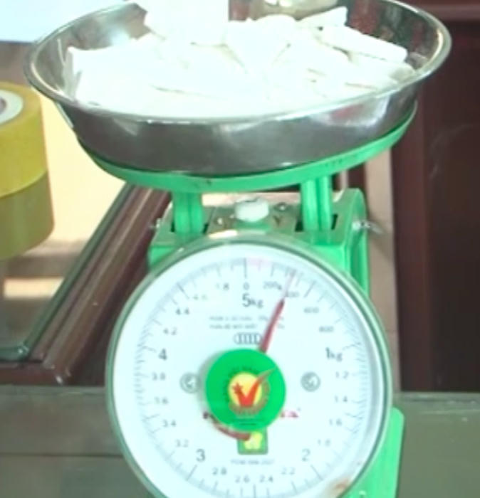 Tang vật bắt quả tang trong vụ án đang được cơ quan chức năng kiểm tra.