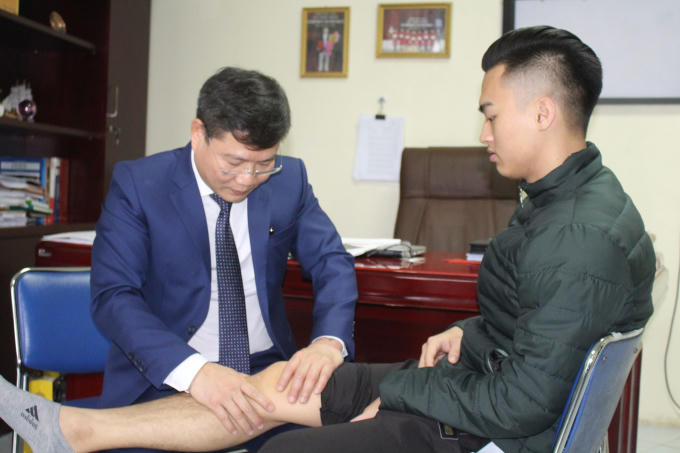Bác sĩ Lê Thanh Tùng khám bệnh cho một bệnh nhân gặp vấn đề về xương khớp.