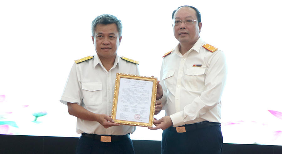 Phó tổng cục trưởng Tổng cục Thuế Vũ Xuân Bách trao quyết định bổ nhiệm Cục trưởng Cục thuế tỉnh cho ông Nguyễn Toàn Thắng (Ảnh: Báo Đồng Nai)