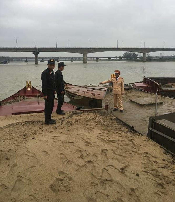 Lực lượng chức năng phát hiện, tạm giữ 5 tàu hút cát trái phép . Ảnh CTV