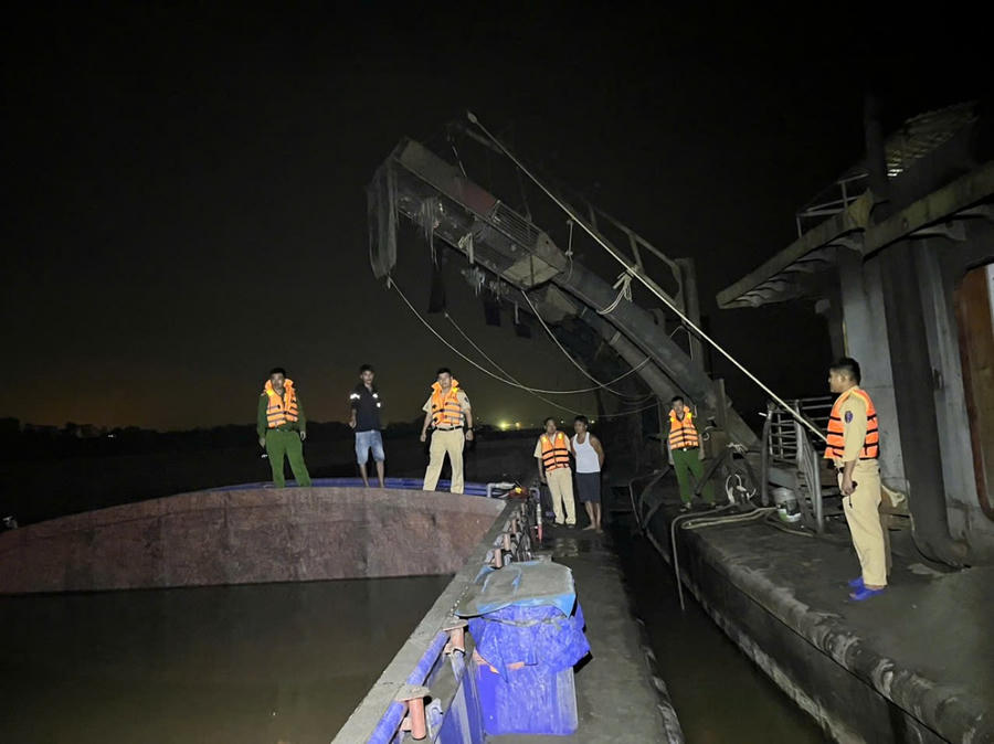 Lực lượng chức năng cập mạn, kiểm tra 2 phương tiện thủy đang có hành vi vi phạm.