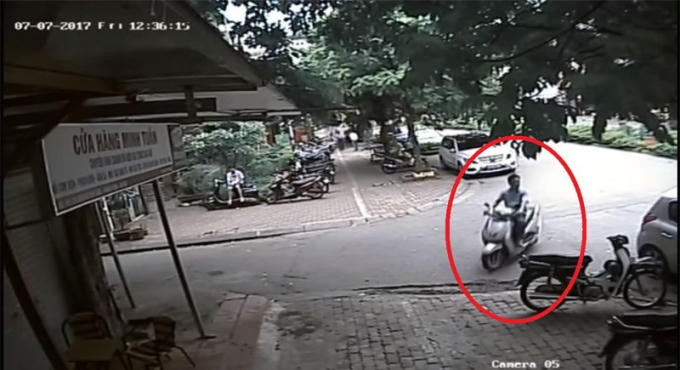 20170718152532-1Ông Vũ Minh Lộ, Chủ tịch UBND phường Thanh Xuân Bắc đi xe máy không đội mũ bảo hiểm. Ảnh cắt từ clip.