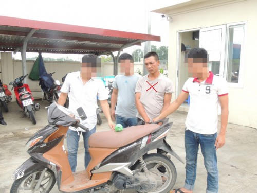 Đối tượng Ngô Xuân Chúc (dấu X) cùng tang vật tại cơ quan công an (Ảnh: Công an Hà Nam cung cấp).