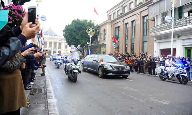 Đoàn xe chở Chủ tịch Kim Jong - Un từ ga Đồng Đăng về tới Hà Nội.