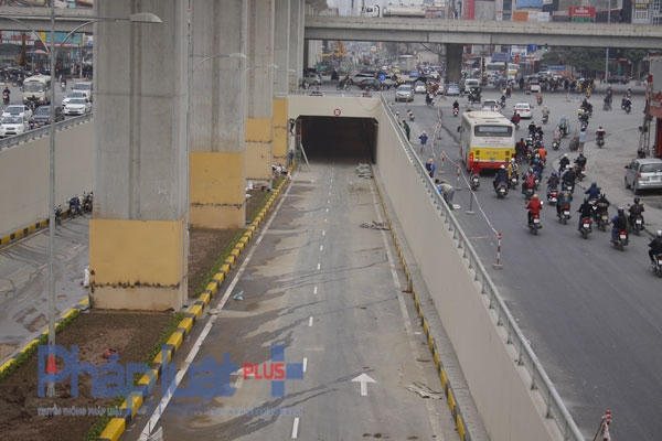 Được biết, vào những ngày cao điểm, công trường thi công hầm chui Thanh Xuân có khoảng 300 công nhân thi công 3 ca liên tục. Ảnh: Như Trường.