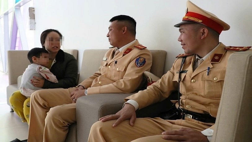 Đại úy Nguyễn Tiến Cảnh và Thiếu tá Nguyễn Văn Dũng thăm cháu bé tại Bệnh viện.