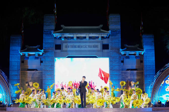 Nathan Lee diện h&agrave;ng hiệu tiền tỉ ngồi ăn tr&aacute;i c&acirc;y vỉa h&egrave;