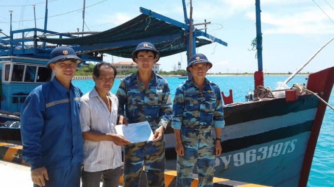 Chỉ huy Trung tâm HC-KT đảo Sinh Tồn Tuyền truyền, phát tờ rơi, hướng dẫn ngư trường đánh bắt cho tàu cá PY 96319 TS.