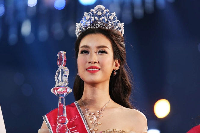 Giây phút đăng quang đầy hạnh phúc của tân Hoa hậu Việt Nam 2016 Đỗ Mỹ Linh.