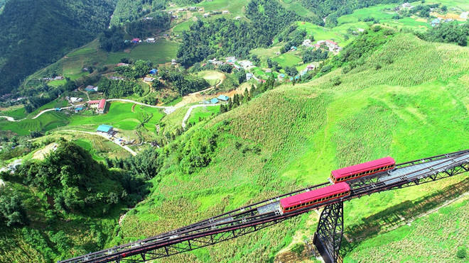 Điều tuyệt vời hơn là giá vé khứ hồi tàu hỏa leo núi Mường Hoa giờ đây chỉ còn 50.000 đồng/vé (áp dụng với cả người lớn và trẻ em) theo chương trình khuyến mãi của Sun World Fansipan Legend, khiến cho chuyến khám phá mùa vàng Tây Bắc theo cách riêng trở nên dễ dàng và hấp dẫn hơn bao giờ hết.