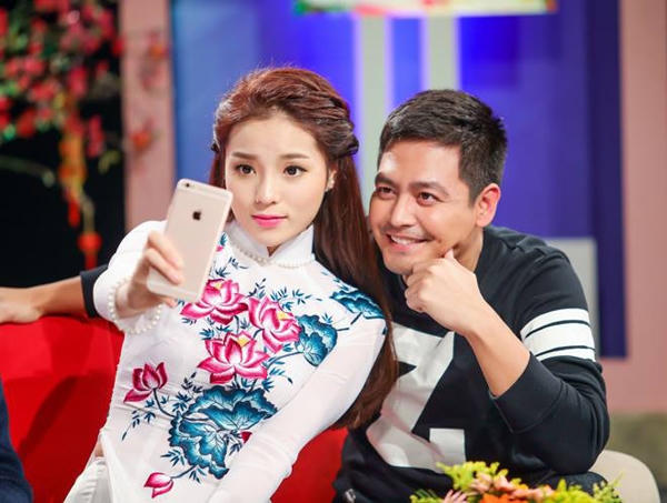 Kỳ Duyên và MC Phan Anh thân thiết chụp ảnh tự sướng. Ảnh: Internet