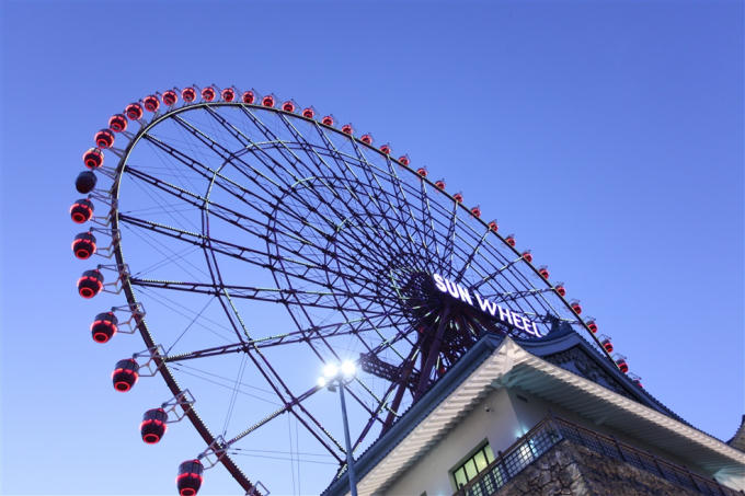 Vòng quay Mặt trời - Sun Wheel cũng là một địa điểm check-in khó có thể ngó lơ của những tín đồ “sống ảo”. Được coi như “mắt thần của thành phố biển”, vòng quay xinh đẹp này quả thật đã thu hút mọi ánh nhìn của du khách khi đặt chân đến thành phố biển Hạ Long.
