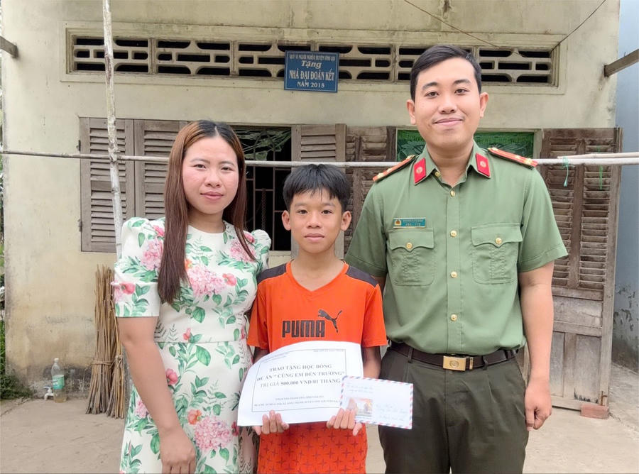 Chi đoàn An ninh điều tra Công an Bạc Liêu phối hợp cùng Hội Liên hiệp phụ nữ xã Long Thạnh (huyện Vĩnh Lợi) nhận đỡ đầu, hỗ trợ em Huỳnh Thanh Kha.