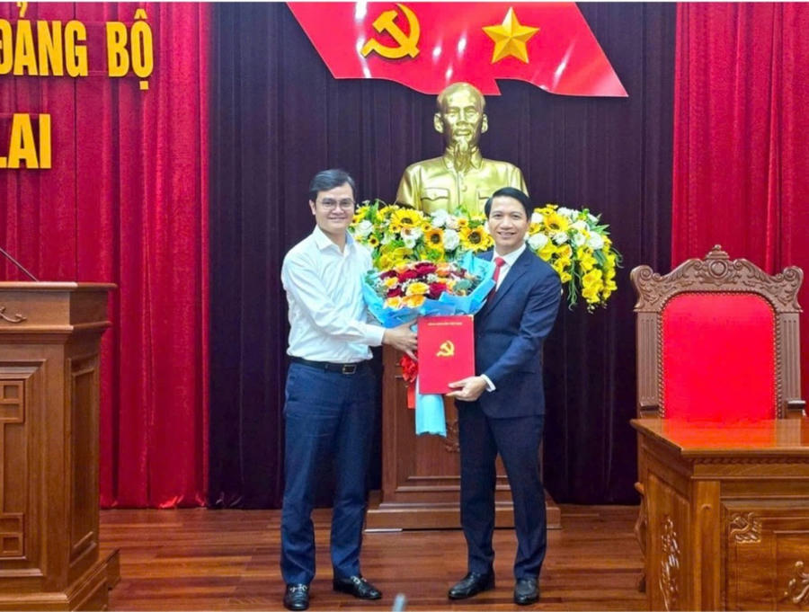 Bí thư thứ nhất Trung ương Đoàn Bùi Quang Huy tặng hoa chúc mừng tân Phó Bí thư Tỉnh uỷ Gia Lai Nguyễn Ngọc Lương. Ảnh: L.T
