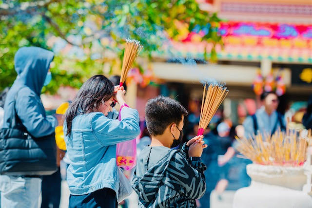 Trên đỉnh núi, trong khuôn viên của chùa Bà - nơi đặt tượng Bà Đen, nhiều người dân từ sáng sớm đã có mặt để vãn cảnh, dâng hương và tận hưởng không khí giao mùa tại nóc nhà Đông Nam Bộ.