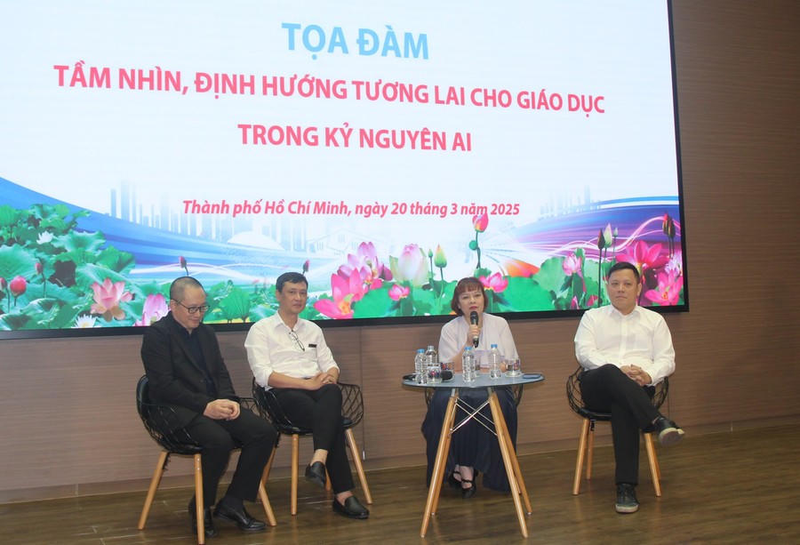 Diễn giả chia sẻ tại tọa đàm.