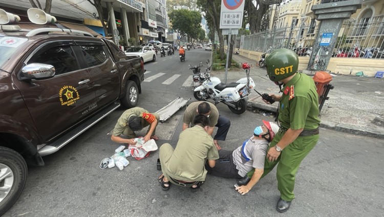 Vượt qua nỗi sợ liên lụy để cứu giúp người bị nạn. (Ảnh: Thế Vinh)