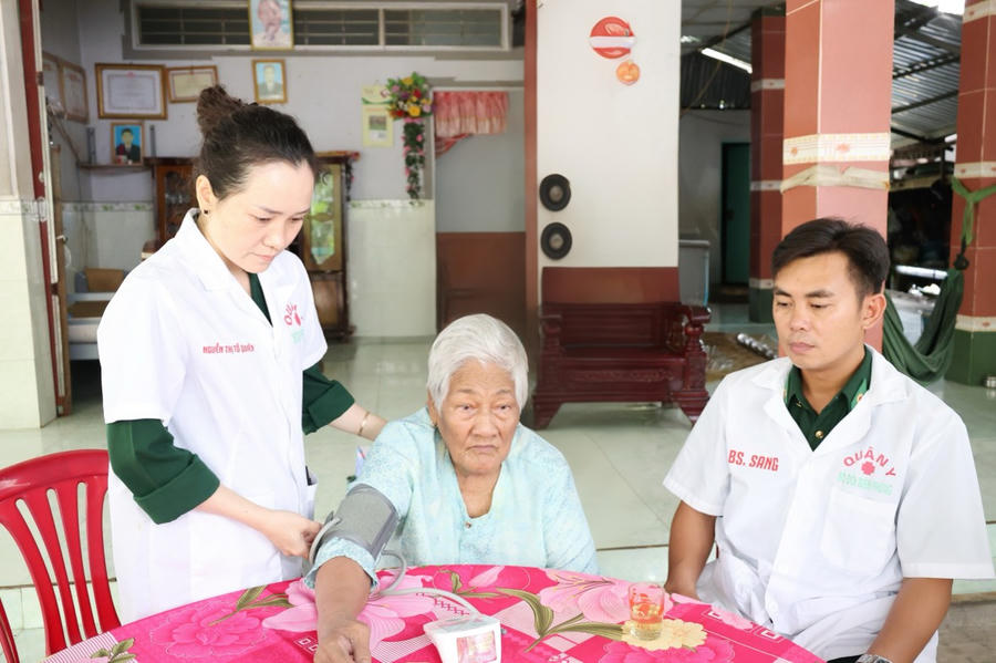 khám bệnh cho Mẹ Việt Nam anh hùng Thị HoL