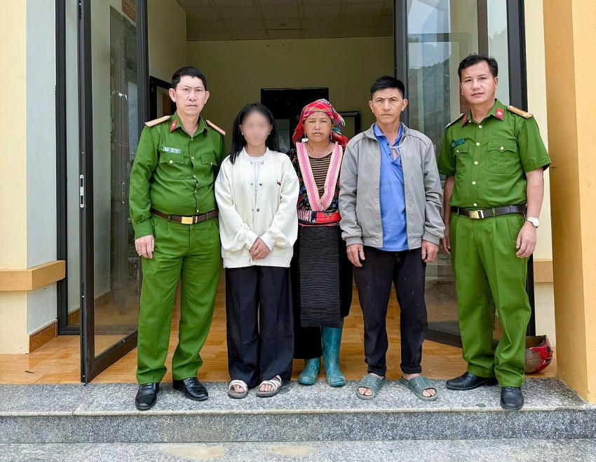 Cháu Vừ Thị Sua đã được lực lượng chức năng đưa về nhà an toàn. (Ảnh: Công an Lai Châu).