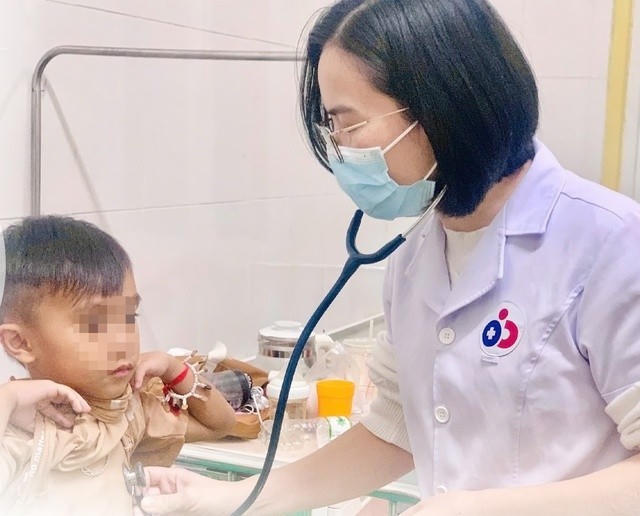 Bé trai được xuất viện sau 1 tuần điều trị - Ảnh Bệnh viện cung cấp.