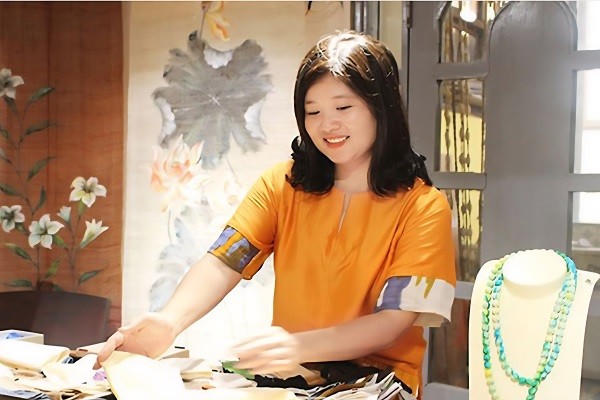 Chị Lương Thanh Hạnh, Giám đốc HTX Dệt đũi Nam Cao, xã Lê Lợi, góp phần khôi phục làng nghề truyền thống.