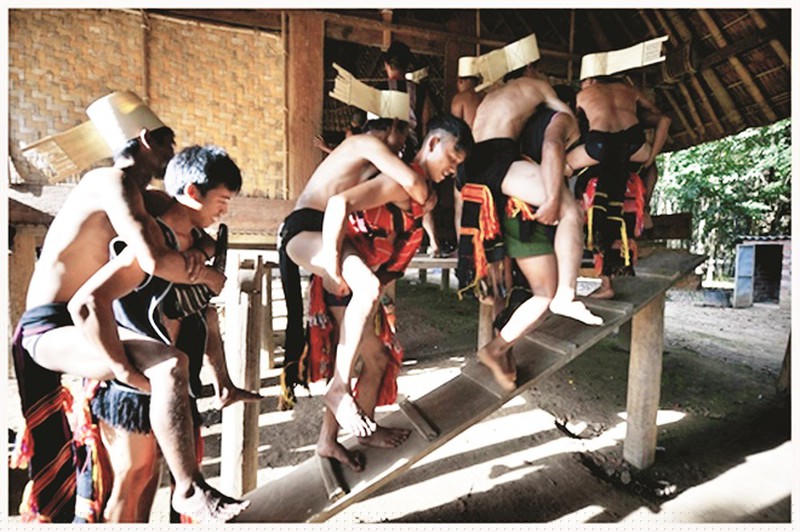 Nghi thức cõng người đi lấy than lên nhà rông