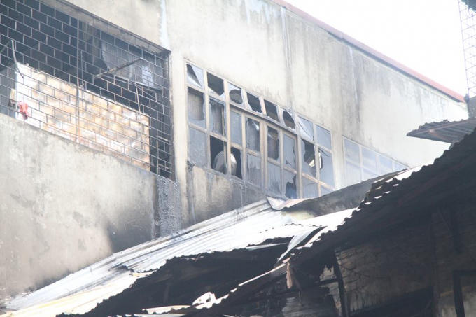 Toàn bộ ngôi nhà bị thiêu rụi và làm 1 người tử vong. Tài sản trong nhà và nguyên nhân vụ cháy đang được cơ quan chức năng thống kê và điều tra làm rõ.