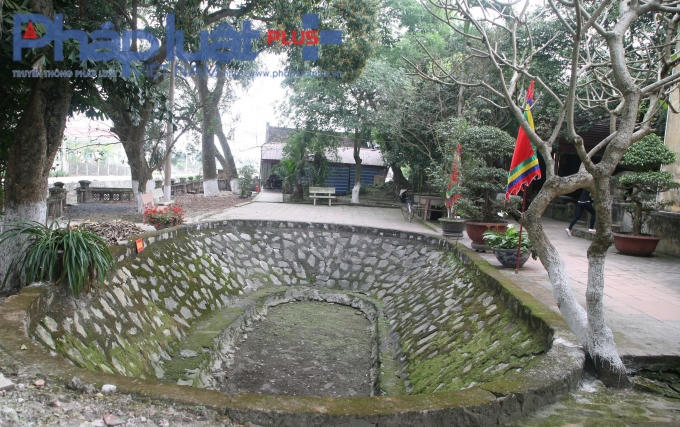 Giếng Nhĩ phía bên Tây méo hơn so với 4 giếng còn lại, vì “người nằm nghiêng một tai sẽ méo”.