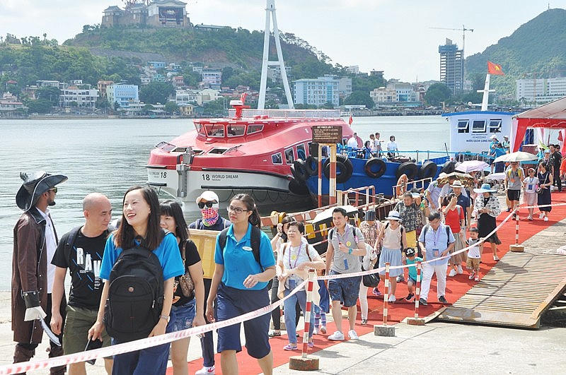 Lượng du khách quốc tế đến với Việt Nam tăng mạnh trong 6 tháng đầu năm 2025.