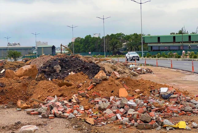 Đặc biệt, khi bị phát hiện thì các tài xế ô tô đổ trộm rác thải còn có hành vi doạ nạt, đòi hành hung lực lượng bảo vệ.