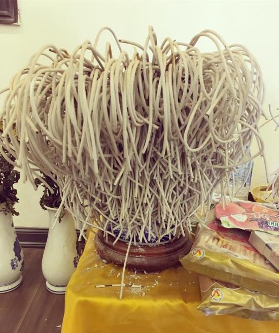 Việc để chân nhang nhiều sẽ khiến bàn thờ bị bụi bẩn và nguy cơ hỏa hoạn cao.